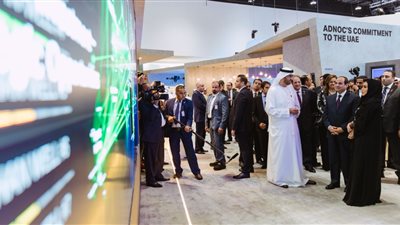 السيسي يتفقد معرض أبو ظبي للبترول (صور)
