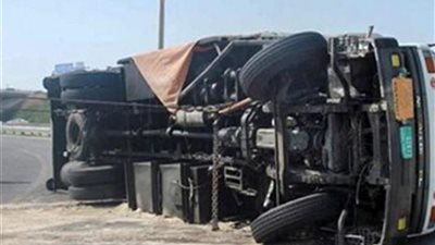 انقلاب سيارة نقل محملة بـ 66 طن قمح في ترعة بالمنيا