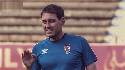 فايلر يجتمع مع جهازه المعاون ويخفف الحمل البدني للاعبي الأهلي