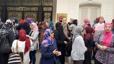 أولياء أمور يتظاهرون ضد نظام «التعليم الجديد» (فيديو)