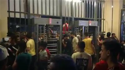 جماهير يتسلقون بوابات إستاد القاهرة لمشاهدة مباراة مصر وكينيا (فيديو)