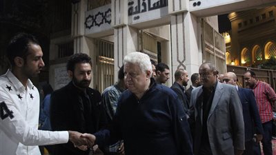 مرتضى منصور وعلاء مقلد في عزاء علاء علي (فيديو وصور)