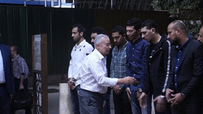 عبد العزيز عبد الشافي وأبو رجيلة يقدمان العزاء في علاء علي (صور)