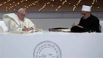 وزير داخلية الإمارات يشكر شيخ الأزهر وبابا الفاتيكان على 