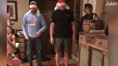 رجلان يخوضان لعبة غريبة بمصائد الفئران (فيديو)