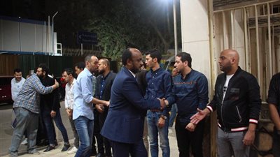 إسماعيل يوسف وسعد سمير وهاني سعيد يقدمون العزاء في علاء علي (صور)