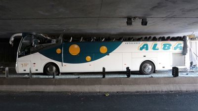 بالصور.. محاولة سائق حافلة العبور من نفق منخفض تقتل 6 ركاب