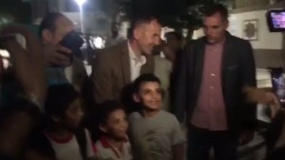 الأطفال يلتقطون صورا تذكارية مع ميتشو في عزاء علاء علي (فيديو)