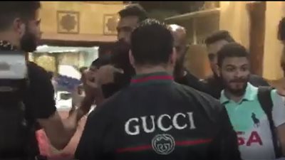 الأطفال يلتقطون الصور التذكارية مع شيكابالا في عزاء علاء علي (فيديو)