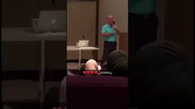 رد فعل جامعيات ودعهن أستاذهن المصري قبل مغادرة السعودية (فيديو)