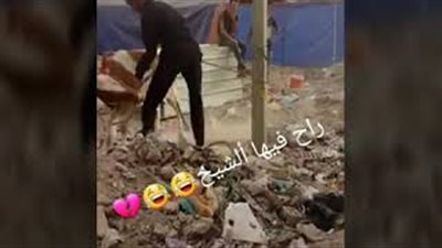 بقرة تلقن شخصين درسا قاسيا (فيديو)