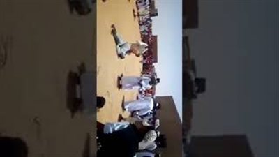 رد فعل صادم لرجل حاول آخر إجباره على الرقص في حفل زفاف (فيديو)