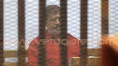 وصول «مرسي» في ثانى جلسات محاكمته وآخرين بإهانة القضاء
