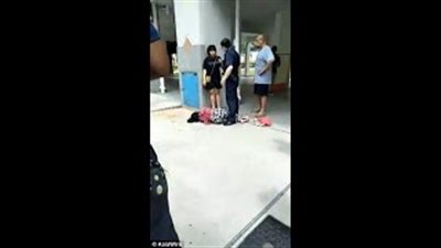 نهاية مروعة لامرأة أمسكها رجل من شعرها لمنع سقوطها من الطابق الثالث