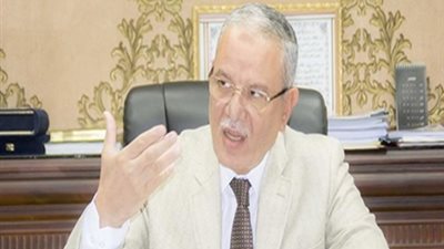 محافظ المنيا يوقع 20 عقدا لتقنين واضعي اليد على أراضى الدولة