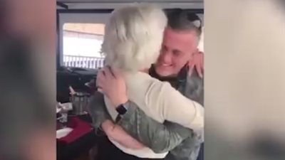 شاب يفاجئ والدته في عيد ميلادها بشكل غير متوقع (فيديو)