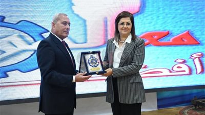 وزيرة التخطيط تكرم المتميزين من مديري المراكز التكنولوجية بالسويس