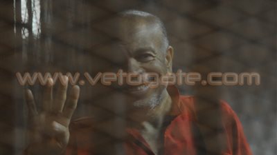 ظهور«الكتاتني» بالبدلة الحمراء داخل قفص الاتهام في إهانة القضاء