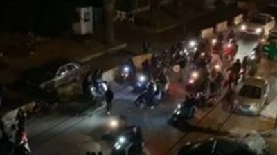 لبنانيون يتجمهرون أمام منزل 