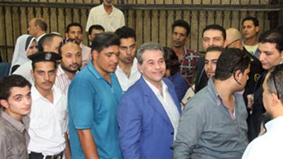 «عكاشة» يدخن السجائر ويتحدث مع مصور الفراعين