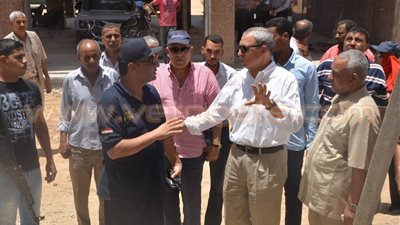 بالصور.. محافظ قنا يأمر بتوزيع صناديق القمامة أمام التجمعات السكنية