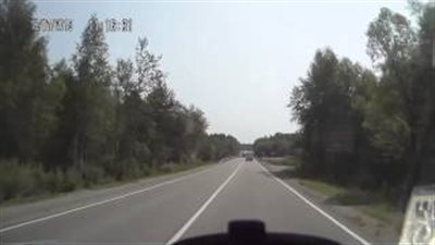 بالفيديو.. لحظة انقلاب شاحنة محملة بالخضار بعد انفجار أحد إطاراتها