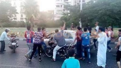 بالصور.. «إخوان» العاشر يعتدون على أحد الأشخاص لاعتراضه على هتافاتهم