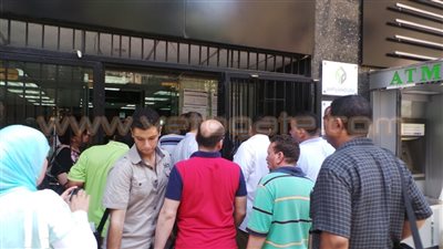 بالصور.. ازدحام بـ«بنك التعمير والإسكان» في الدقى لحجز الأراضى