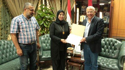 محافظ بورسعيد يستقبل أسرة الشهيد عمرو السقا (صور)