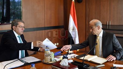 شريف إسماعيل يلتقي وزير المالية ورئيس اتحاد الصناعات
