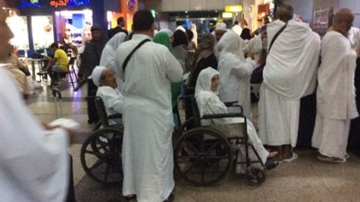مطار القاهرة: عزل 3 معتمرين منذ انطلاق موسم العمرة للاشتباه بحمى الدنج