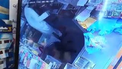 سعودي يسرق سوبر ماركت في الدمام تحت تهديد السلاح (فيديو)