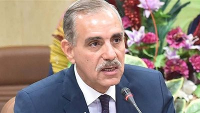 محافظ أسيوط يسلم 27 عقد تقنين للمستفيدين من واضعي اليد