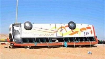 شبح «الحوادث» يحصد أرواح المصريين.. مصرع 4 أشخاص وإصابة 16 آخرين في انقلاب أتوبيس بطريق «أسيوط - البحر الأحمر».. إصابة 12 شخصا في انقلاب سيارة بالمنيا و4 من أسرة واحدة في البحيرة