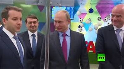 بوتين وإنفانتينو يحصلان على بطاقة هوية المشجع بالمونديال (فيديو)