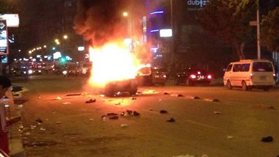 عناصر الإرهابية يشعلون النيران بإطارات السيارات في شارع المعتصم بطنطا