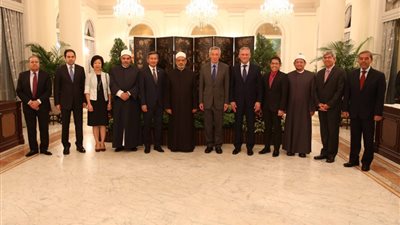 رئيس وزراء سنغافورة يقيم مأدبة عشاء ترحيبا بالإمام الأكبر (صور)