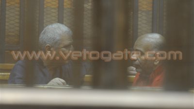 حوار بين قيادات الإخوان داخل قفص «إهانة القضاء»