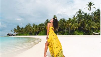 ياسمين صبري تخطف الأنظار بإطلالتها على البحر (صور)
