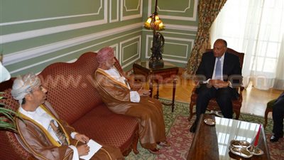 شكري يجري مباحثات رسمية مع وزير خارجية سلطنة عمان