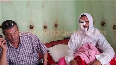 رئيس شركة نهضة مصر يزور عامل قمامة أصيب في وجهه أثناء عمله