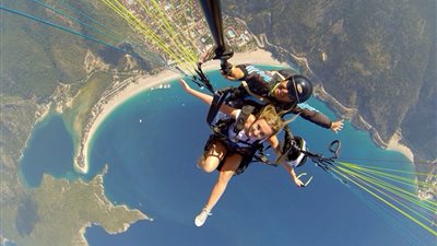 بالصور.. متهورة تلتقط أخطر «سيلفي» في العالم