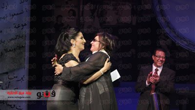 «حنان مطاوع» في لحظة إنسانية مع والدتها بحفل «القومى للمسرح»