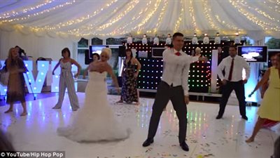 بالفيديو والصور.. عروسان يذهلان المدعوين برقصة حفل زفافهما