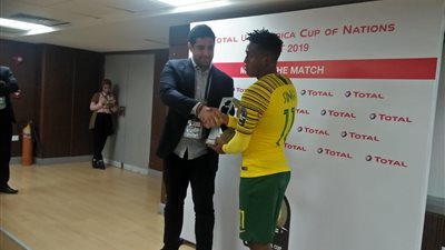 لوثار ويسلى رجل مباراة جنوب أفريقيا ونيجيريا (صور)