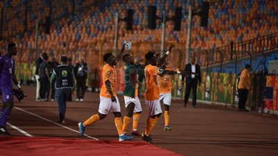 لاعبو كوت ديفوار يحتفلون مع جماهيرهم بالتأهل لنصف النهائي