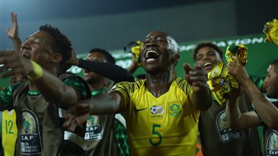 لاعبو جنوب أفريقيا يحتفلون بالصعود لنصف نهائي أمم أفريقيا (صور)