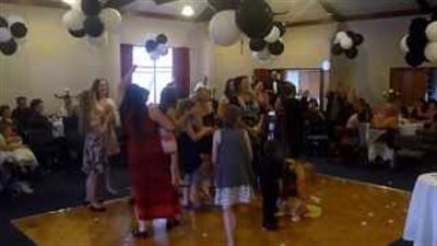 بالفيديو.. فتاة تلقى رضيعا أرضا لالتقاط باقة زهور من العروس