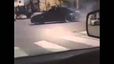 بالفيديو.. شاب يستعرض قوة «BMW M5» في إشارة المرور