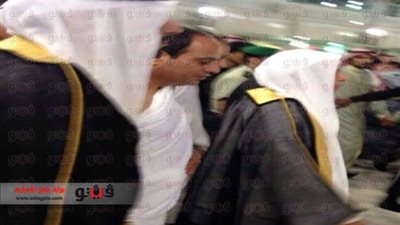 السيسي يؤدي العمرة في الحرم المكي بعد انتهاء المباحثات مع العاهل السعودي.. نشطاء مواقع التواصل الاجتماعي يتداولون صورًا للرئيس في الحرم.. وانتشار مكثف للشرطة السعودية في الأراضي المقدسة